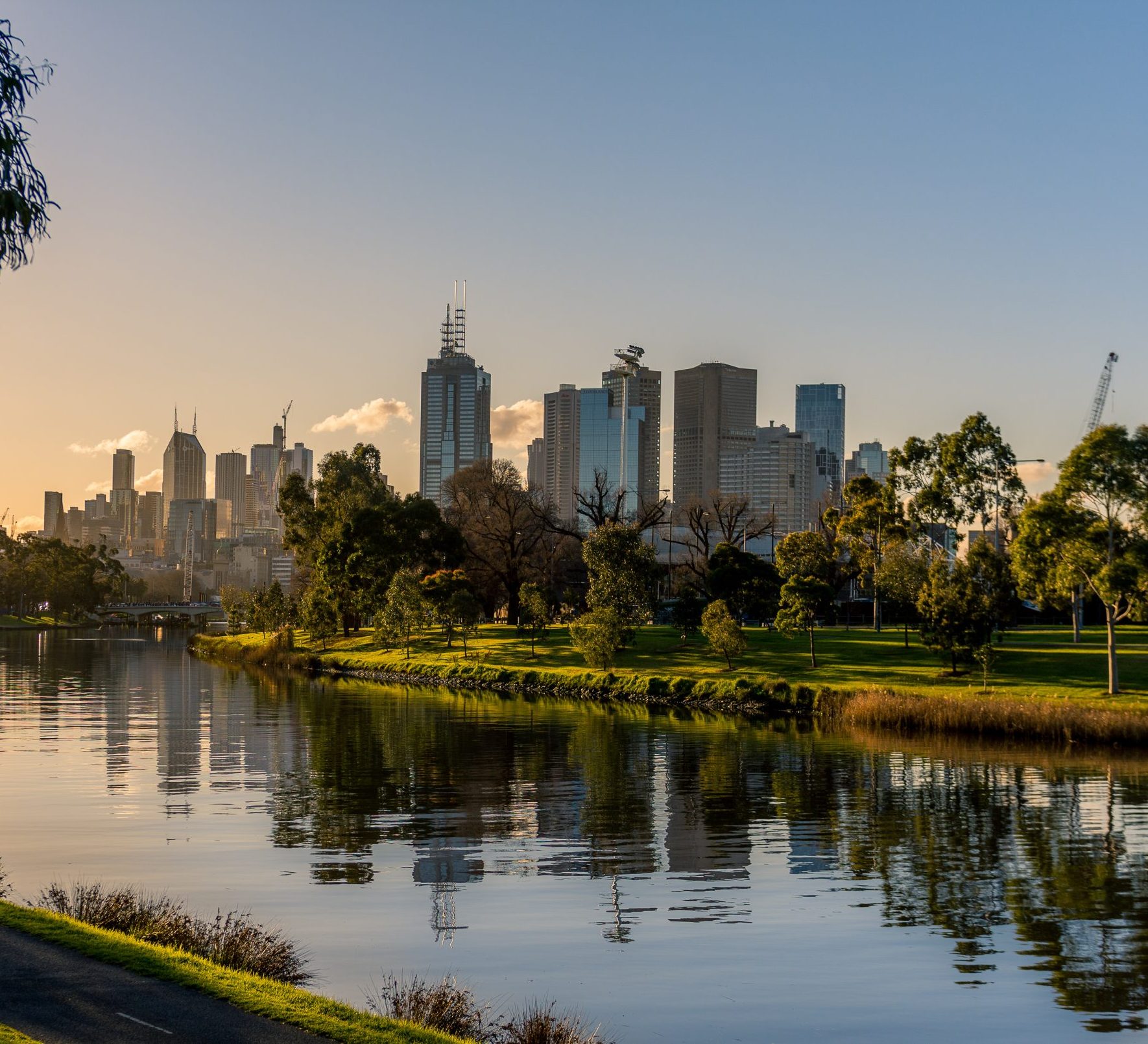 melbourne city skyline and yarra river